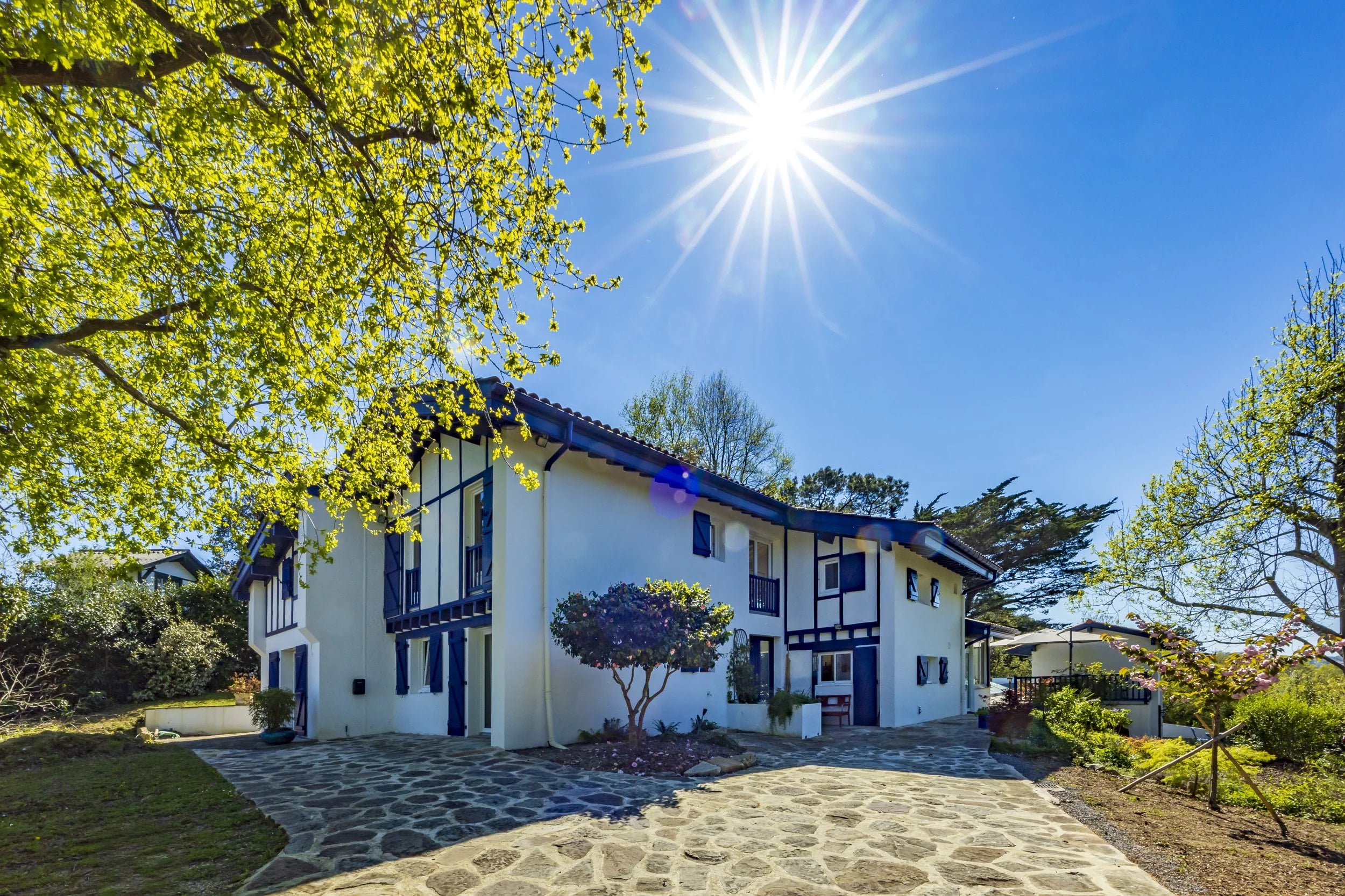 SAINT-JEAN-DE-LUZ - PROPRIETE AVEC PISCINE ET ANNEXE